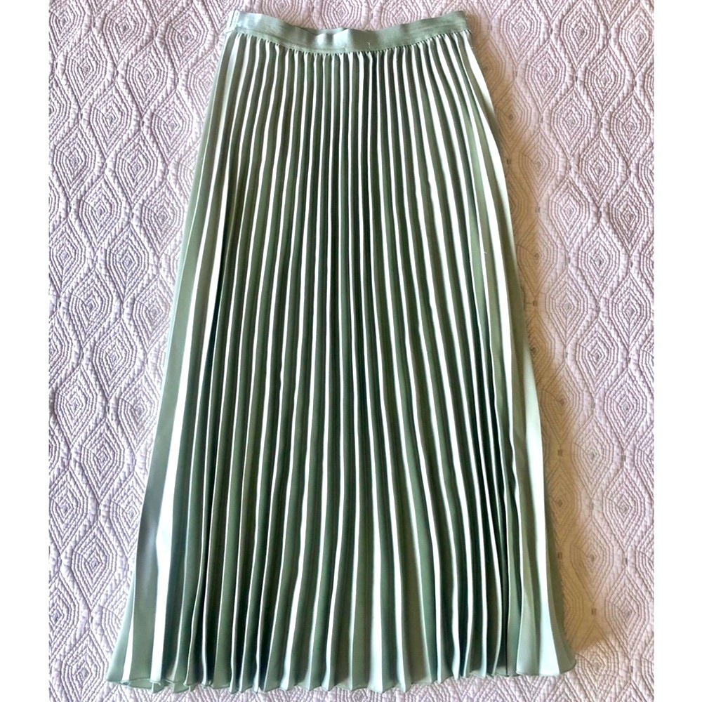 SOLD - Pleated skirt size Small